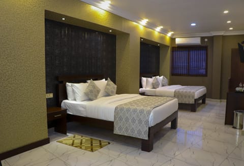 Deluxe Suite | Premium bedding, minibar, in-room safe, desk