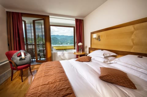 Deluxe Room, Balcony, Lake View | 1 bedroom, hypo-allergenic bedding, minibar, in-room safe