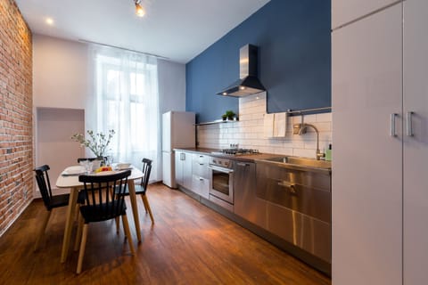 Elite Apartment | Private kitchen | Full-size fridge, oven, stovetop, coffee/tea maker