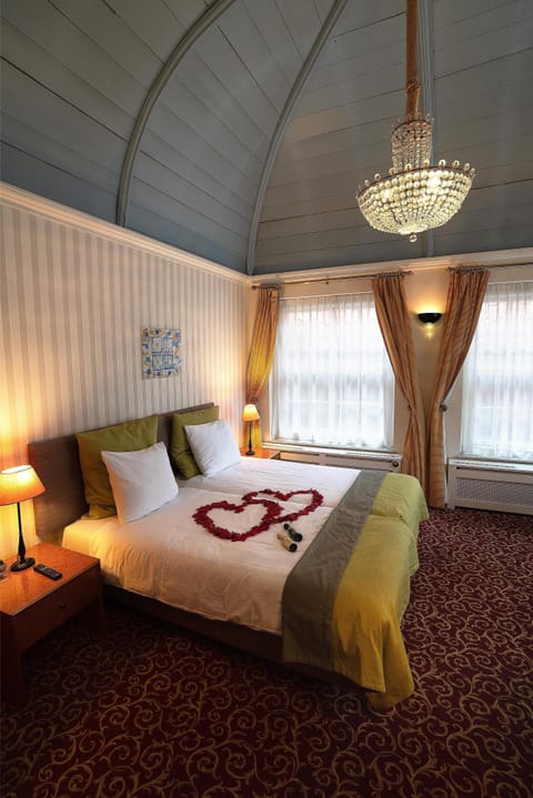 Deluxe Room, 2 Twin Beds | In-room safe, desk, laptop workspace, iron/ironing board