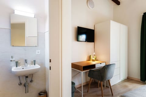 Standard Room | Bathroom | Shower, free toiletries, hair dryer, towels