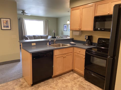 Suite, 2 Bedrooms, Kitchen | Private kitchen | Fridge, microwave, cookware/dishes/utensils