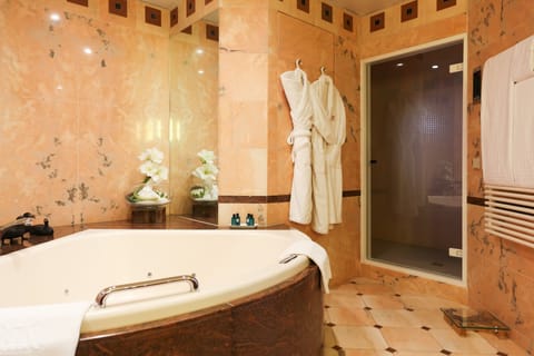 Minibar, in-room safe, desk, soundproofing