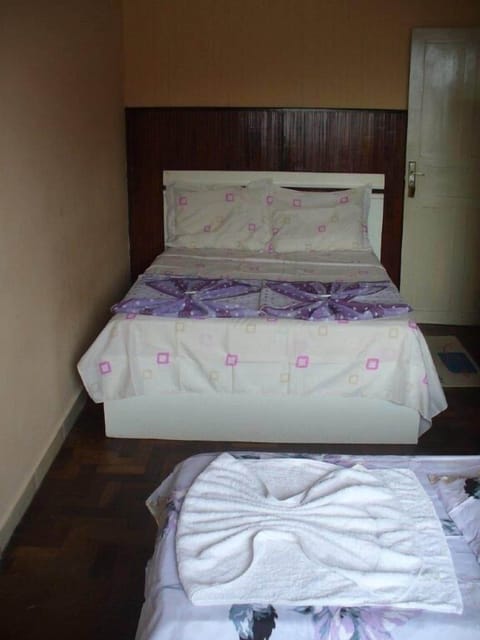 Triple Room | Desk, blackout drapes, free WiFi, bed sheets