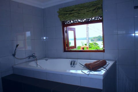 Luxury Room | Bathroom | Shower, free toiletries, hair dryer, towels