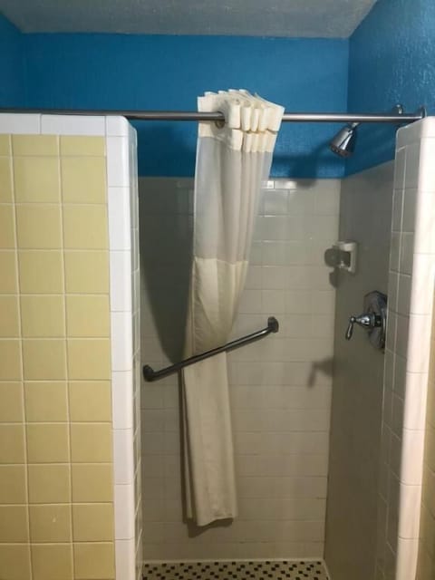 Standard Double Room | Bathroom | Towels, soap, shampoo, toilet paper