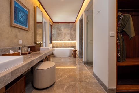 Adiwana Corner Suite | Bathroom | Free toiletries, hair dryer, bathrobes, slippers