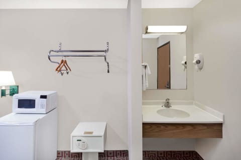 Combined shower/tub, deep soaking tub, rainfall showerhead