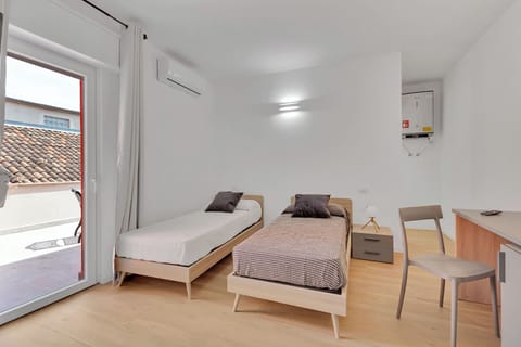 Classic Twin Room | Desk, free WiFi