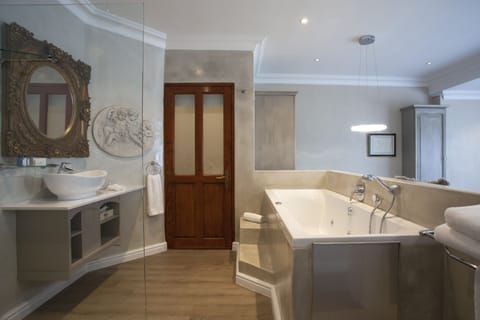 Honeymoon Suite | Bathroom | Separate tub and shower, free toiletries, hair dryer, towels