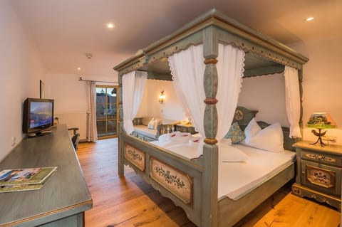 Hypo-allergenic bedding, in-room safe, individually furnished, desk