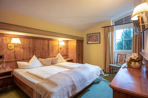 Suite, Balcony | Hypo-allergenic bedding, in-room safe, desk, laptop workspace