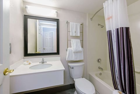 Room, 1 King Bed, Accessible | Bathroom | Combined shower/tub, free toiletries, hair dryer, towels