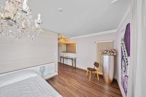 In-room safe, free WiFi, wheelchair access