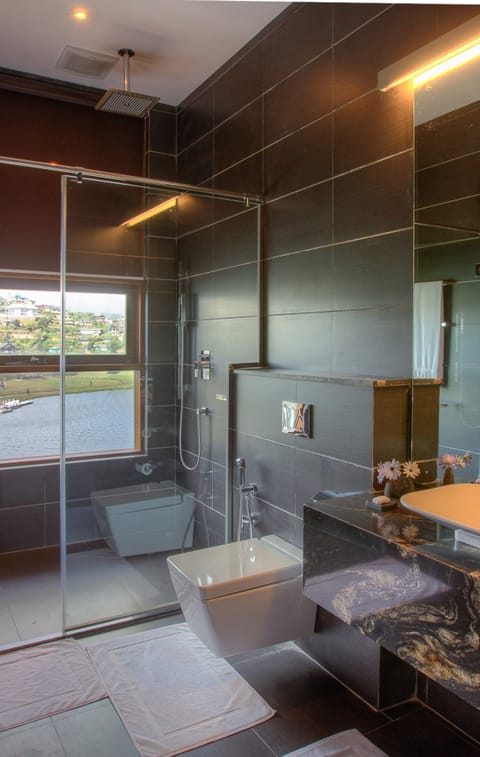 Super Deluxe Lake View - Stellenberg | Bathroom | Shower, free toiletries, hair dryer, bathrobes