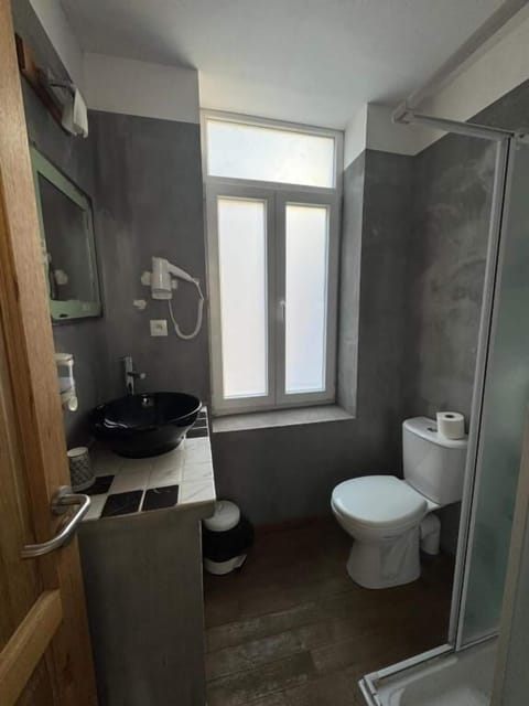 Standard Room | Bathroom | Shower, free toiletries, hair dryer, towels