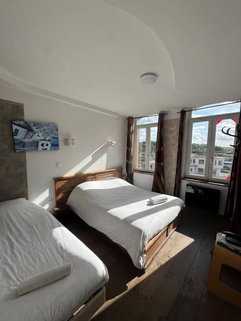 Family Room | Desk, free WiFi