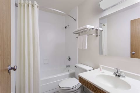 Combined shower/tub, hair dryer, towels