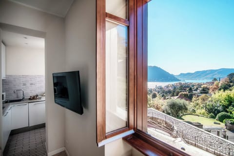 Apartment, Lake View | Egyptian cotton sheets, premium bedding, down comforters