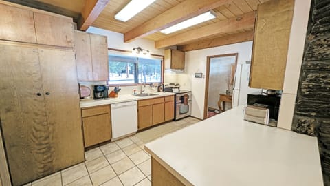 Condo, 4 Bedrooms | Private kitchen | Fridge, oven, coffee/tea maker