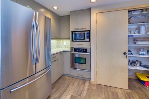 House, 3 Bedrooms | Private kitchen | Fridge, oven, coffee/tea maker