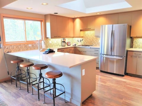 House, 3 Bedrooms | Private kitchen | Fridge, oven, coffee/tea maker