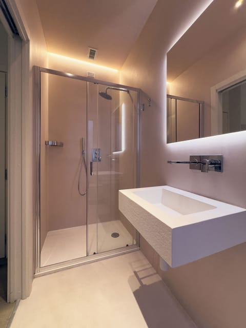 Camera Matrimoniale con Bagno Privato | Bathroom | Shower, hair dryer, towels, soap