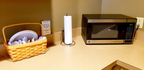 Deluxe Room, 1 King Bed, Non Smoking, Jetted Tub | Microwave