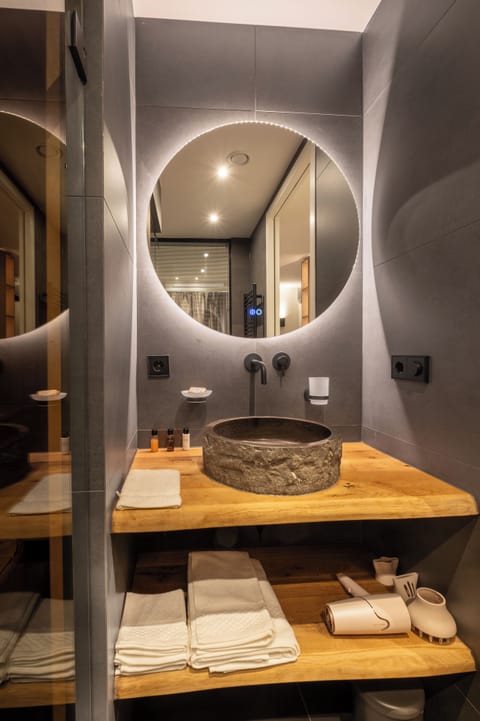 Luxury Apartment with Balcony and  Sauna | Bathroom | Separate tub and shower, free toiletries, hair dryer, towels