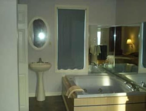 Honeymoon Room | Jetted tub