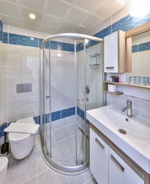 Double Room, Partial Sea View | Bathroom | Shower, rainfall showerhead, designer toiletries, hair dryer