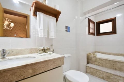 Honeymoon Suite | Bathroom | Shower, free toiletries, hair dryer, towels