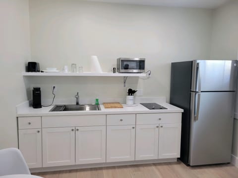 Studio Suite | Private kitchen | Fridge, microwave, coffee/tea maker, cookware/dishes/utensils