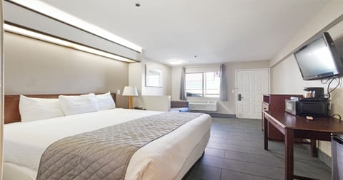 Room, 1 King Bed, Non Smoking | Soundproofing, iron/ironing board, free WiFi, bed sheets