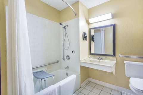 Combined shower/tub, free toiletries, hair dryer, towels