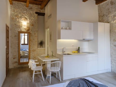 Junior Suite | Private kitchen | Full-size fridge, stovetop, espresso maker, coffee/tea maker