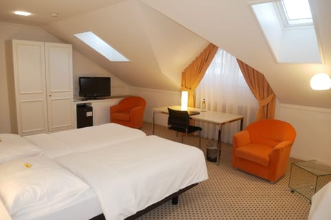 Superior Studio Suite | In-room safe, desk, laptop workspace, soundproofing