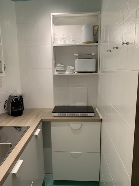 Comfort Condo, 1 King Bed, Kitchen, Mountain View | Private kitchen