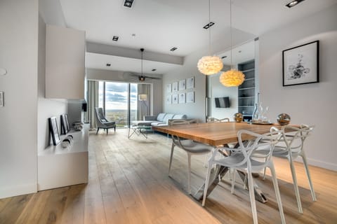 Apartment Penthouse ( 3 rooms, City View) | In-room dining