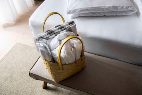 Hypo-allergenic bedding, in-room safe, free WiFi, bed sheets