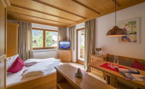 Studio, 1 Doppelbett, Balkon, Bergblick | Hypo-allergenic bedding, desk, free WiFi, bed sheets