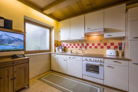 Comfort-Apartment, 1 Schlafzimmer, Balkon, Bergblick | Private kitchen | Fridge, stovetop, coffee/tea maker, electric kettle