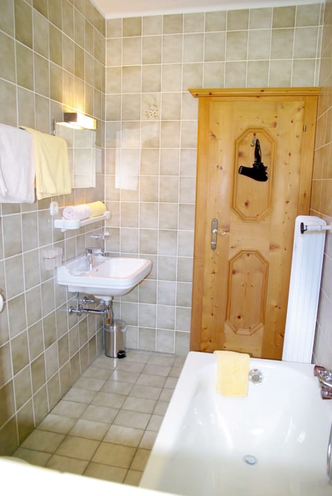 Basic Triple Room | Bathroom | Towels