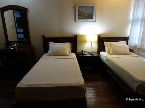 Executive Twin Room | Desk, laptop workspace, free WiFi, bed sheets