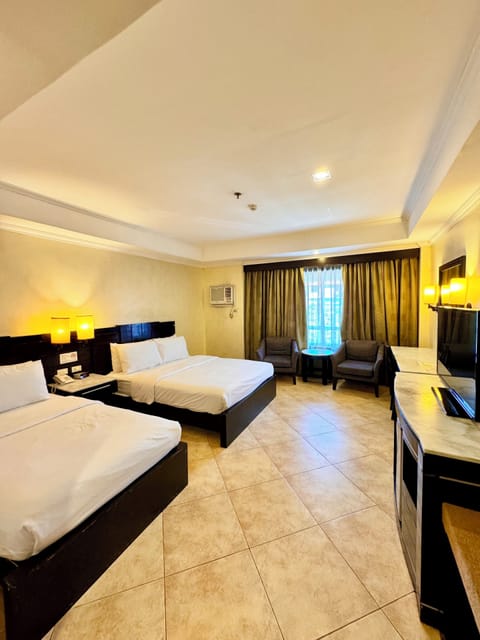 Deluxe Room | Minibar, in-room safe, desk, rollaway beds