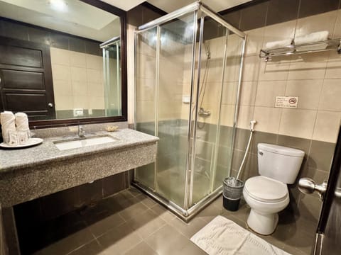 Deluxe Room | Bathroom | Shower, free toiletries, hair dryer, towels