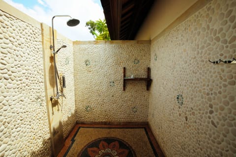 Romantic Bungalow, Ocean View | Bathroom shower