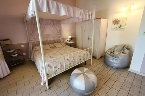 Cribs/infant beds, rollaway beds, free WiFi, bed sheets