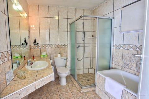 Twin Room | Bathroom | Combined shower/tub, free toiletries, hair dryer, bathrobes