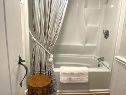 Pet-Friendly Sandpiper Cottage | Bathroom | Combined shower/tub, free toiletries, hair dryer, towels